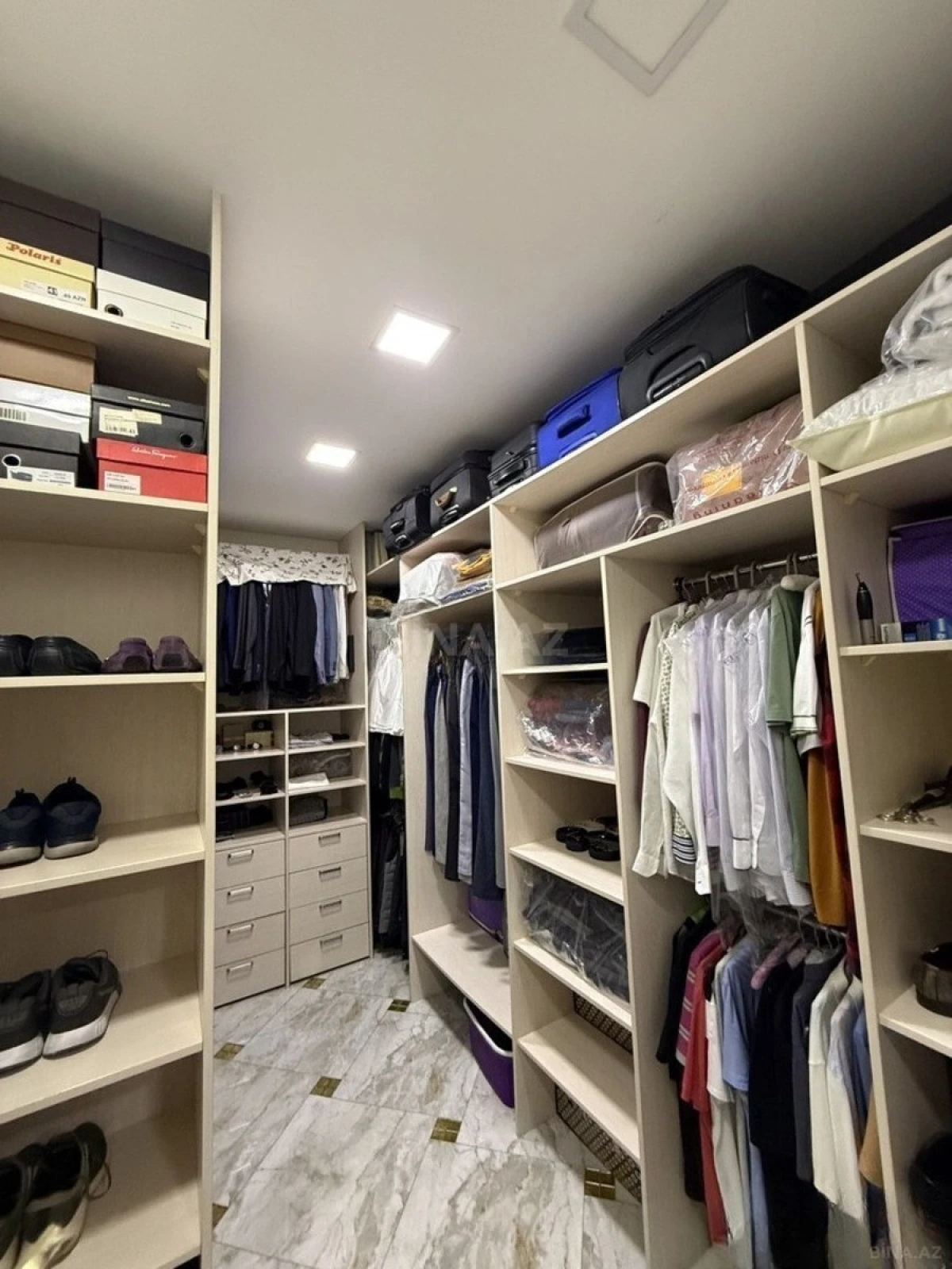 Satılır 4 otaqlı mənzil 247 m²