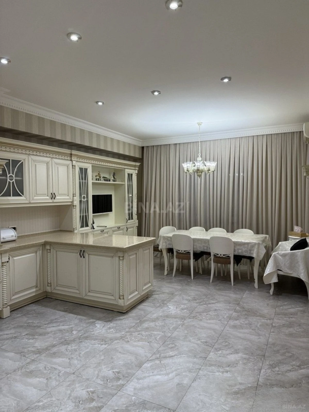 Satılır 4 otaqlı mənzil 247 m²