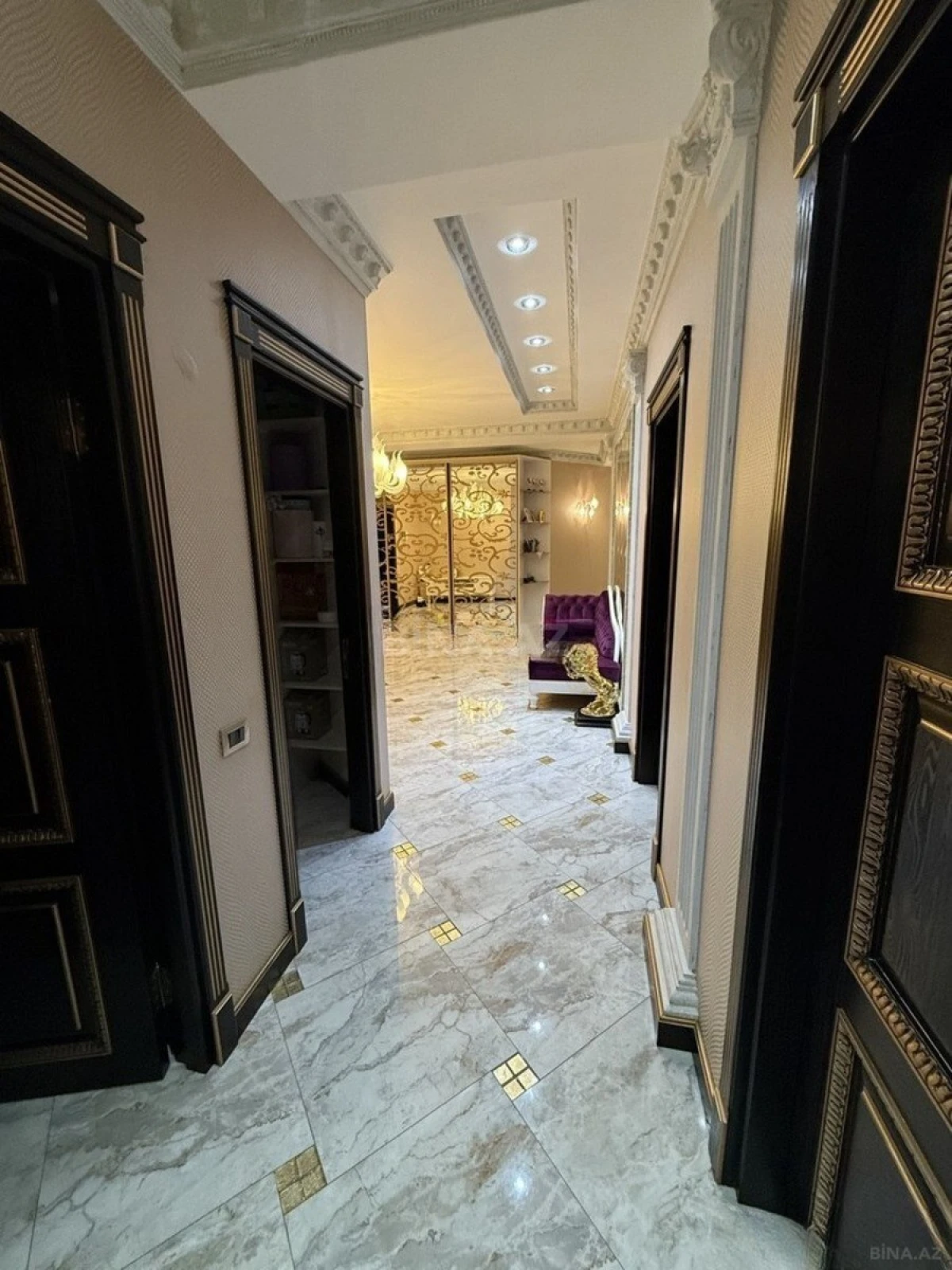 Satılır 4 otaqlı mənzil 247 m²