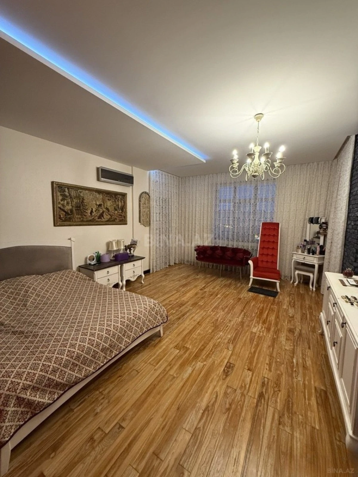 Satılır 4 otaqlı mənzil 247 m²
