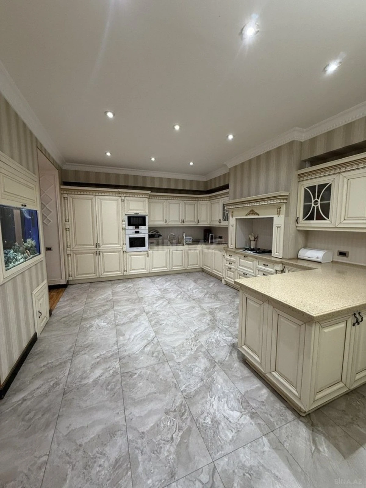 Satılır 4 otaqlı mənzil 247 m²