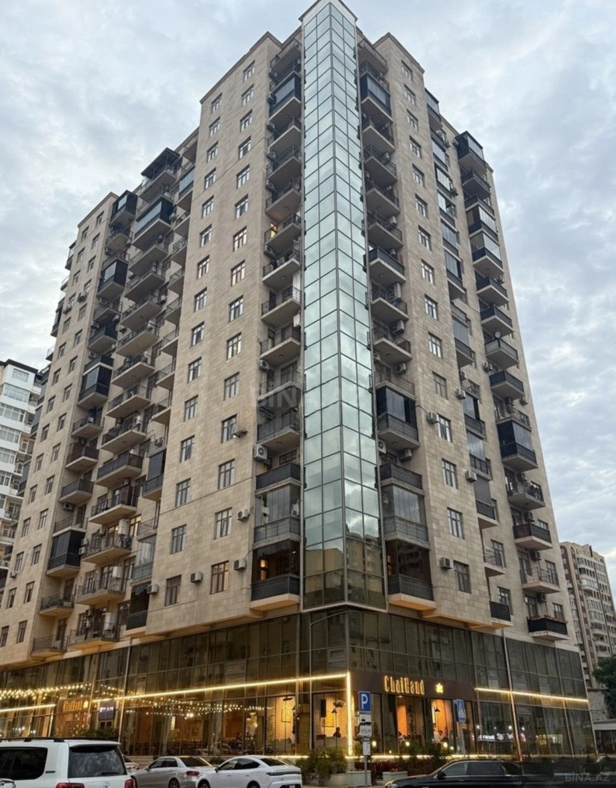 Satılır 4 otaqlı mənzil 247 m²