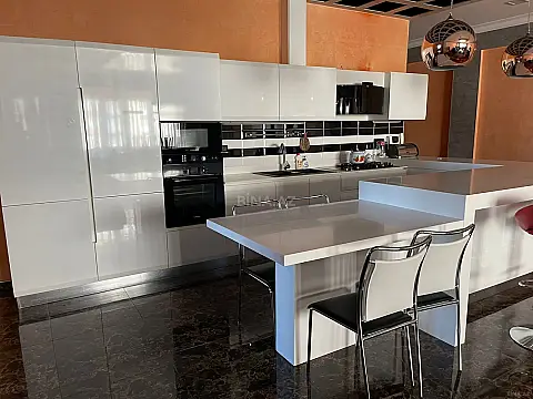 Kirayə verilir 4 otaqlı mənzil 230 m²