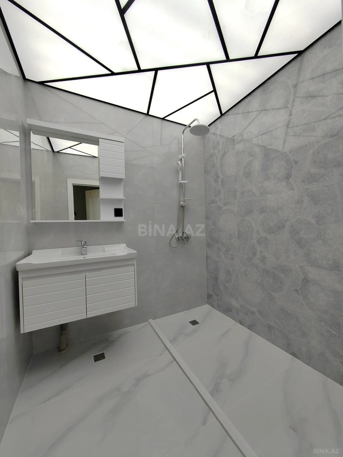 Satılır 3 otaqlı mənzil 127 m²