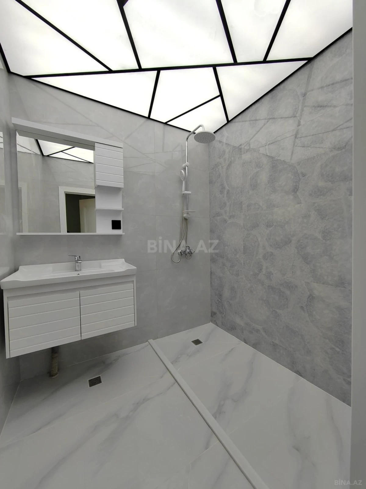 Satılır 3 otaqlı mənzil 127 m²