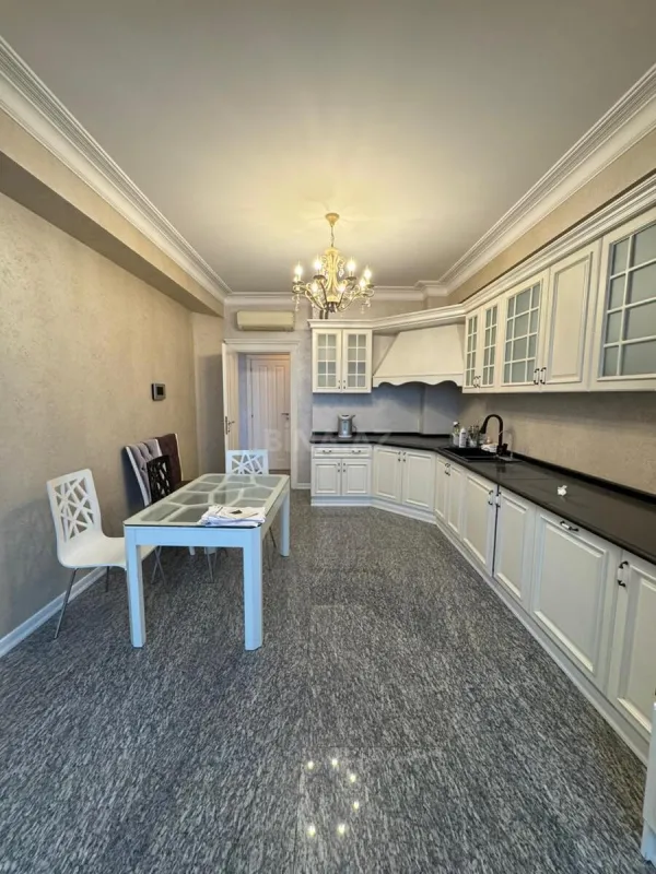 Satılır 3 otaqlı mənzil 171 m²