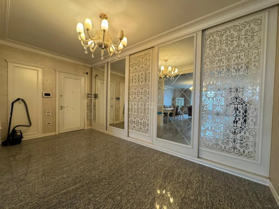 Satılır 3 otaqlı mənzil 171 m²