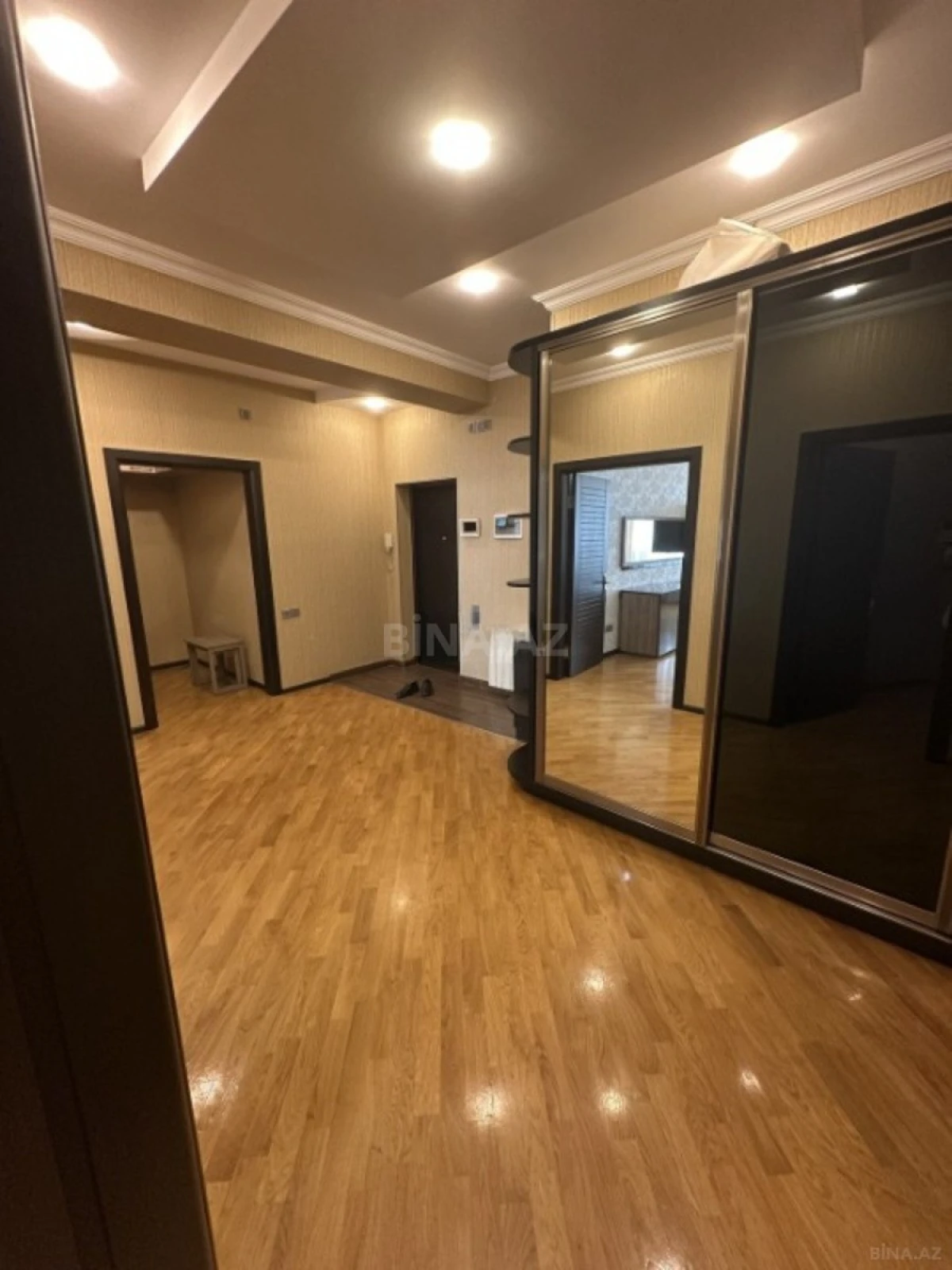 Kirayə verilir 2 otaqlı mənzil 90 m²