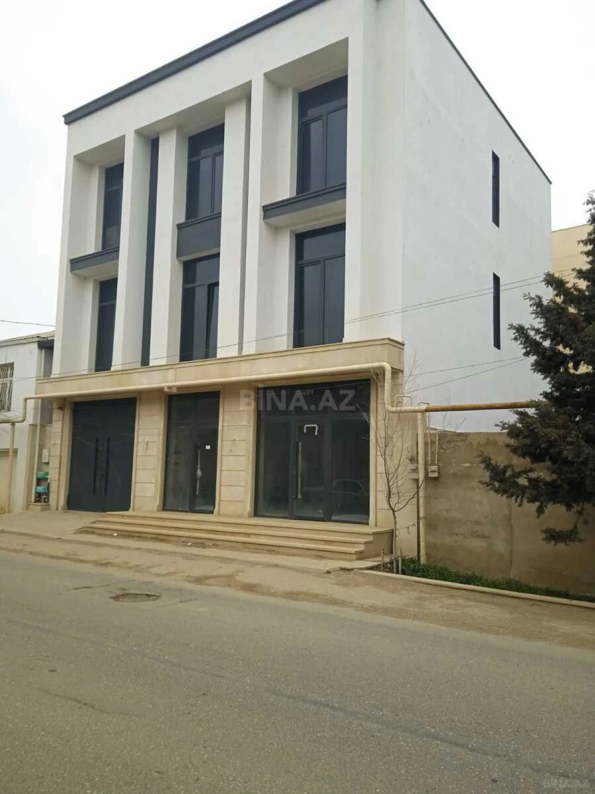 Satılır obyekt 390 m²
