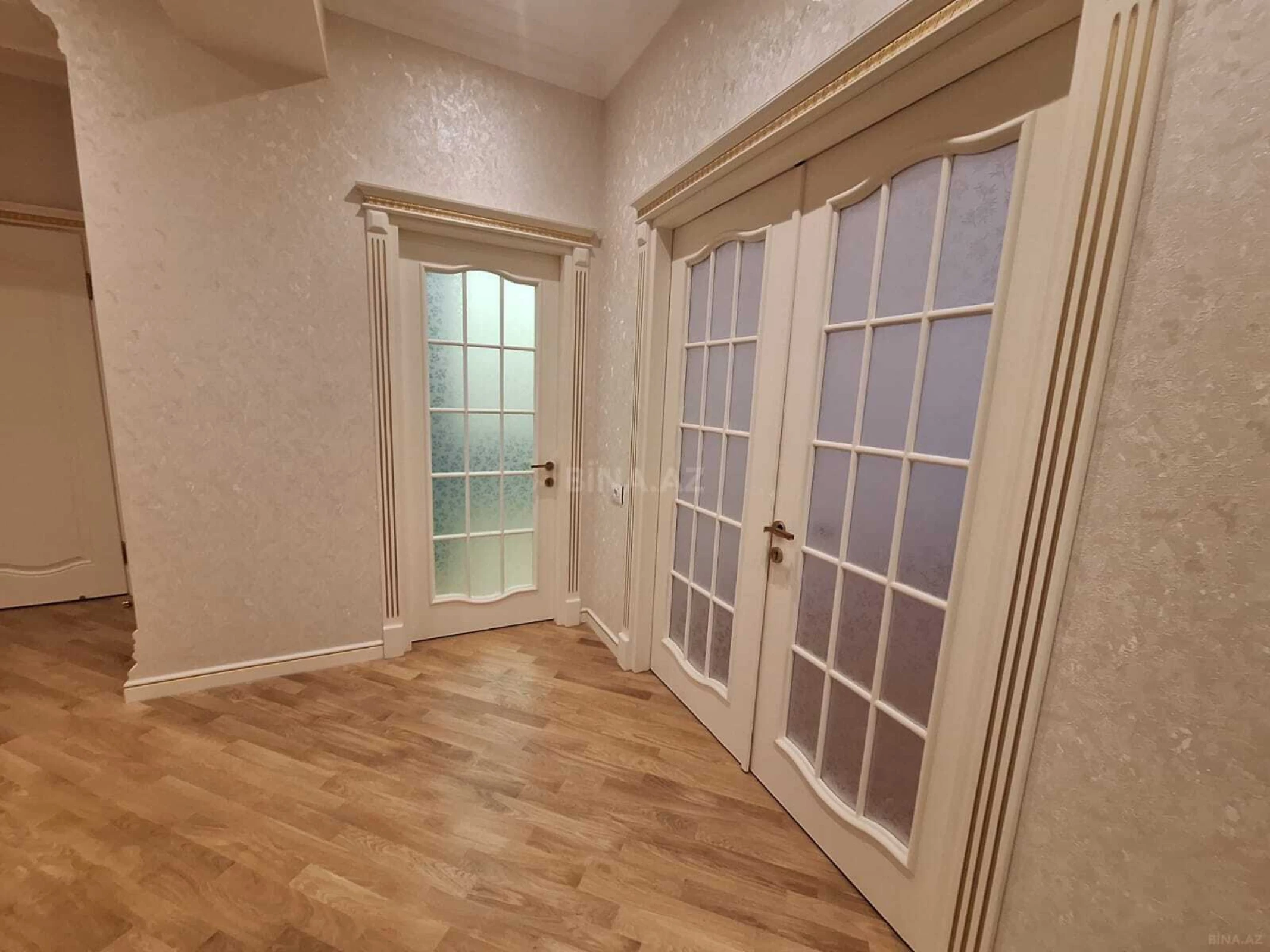 Satılır 3 otaqlı mənzil 135 m²