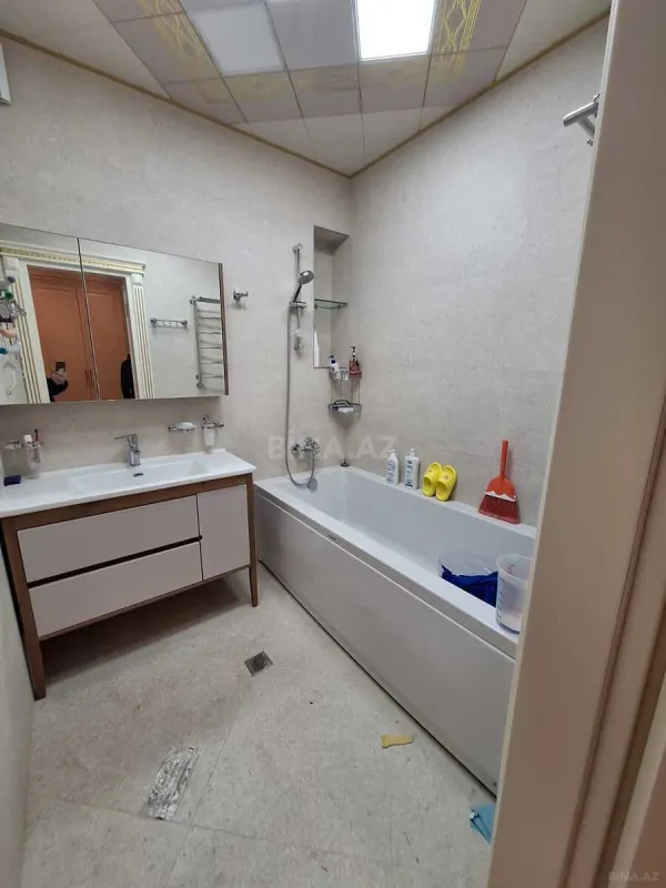 Satılır 3 otaqlı mənzil 135 m²