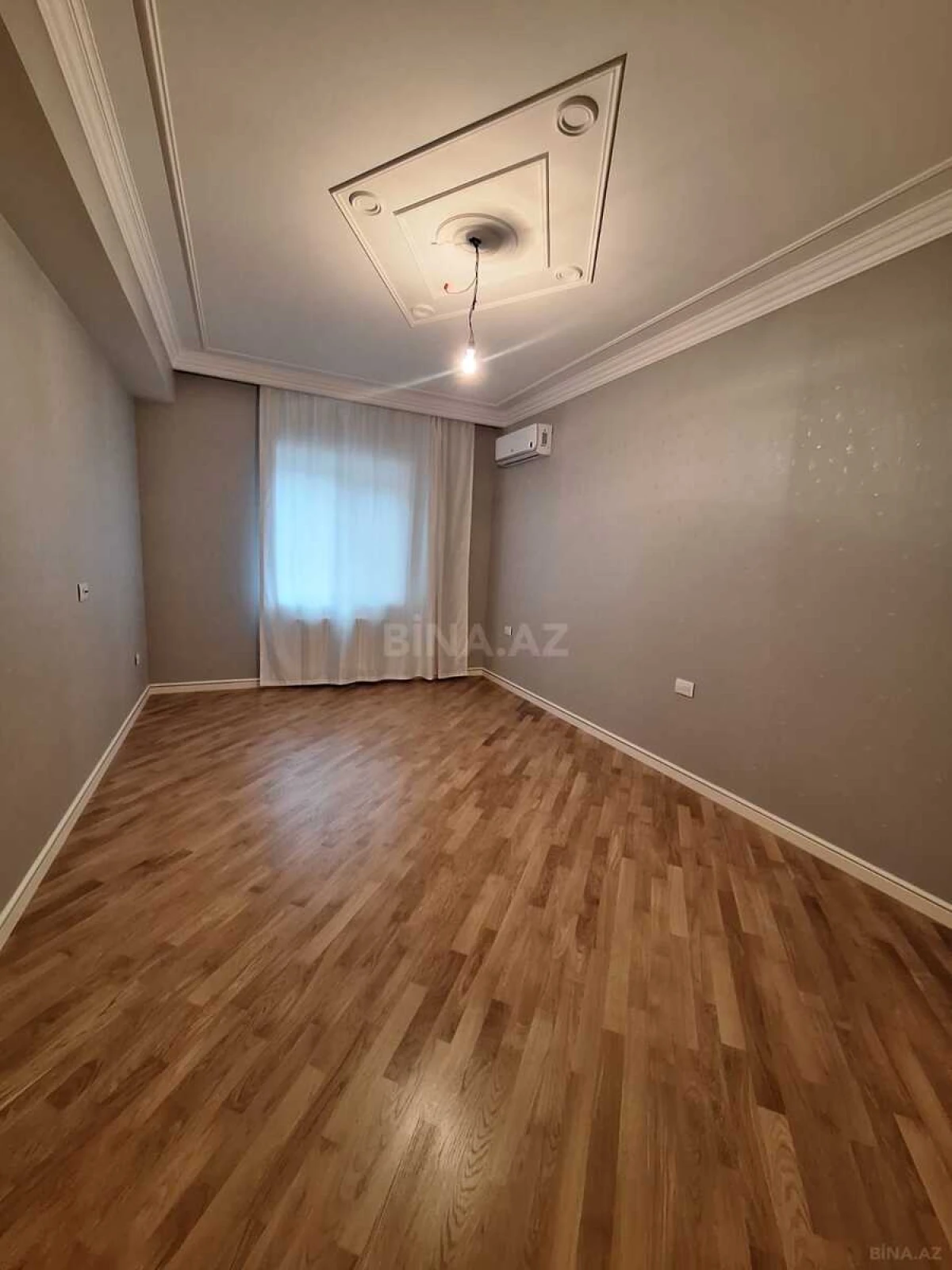 Satılır 3 otaqlı mənzil 135 m²