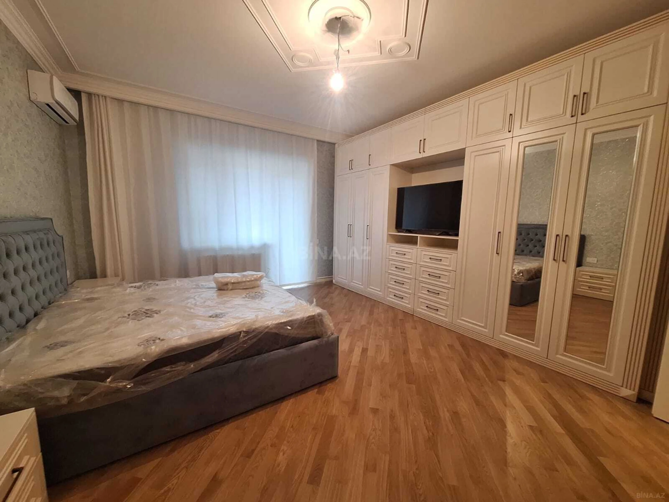 Satılır 3 otaqlı mənzil 135 m²