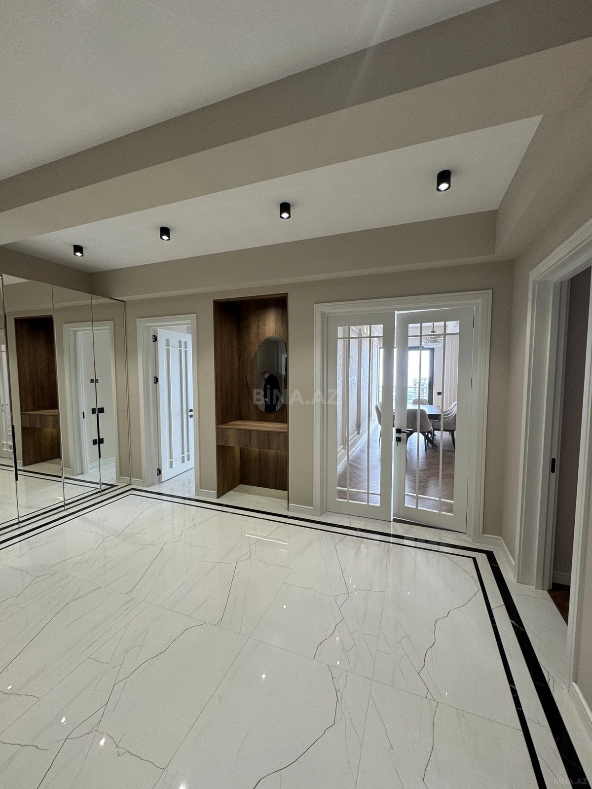 Satılır 4 otaqlı mənzil 190 m²