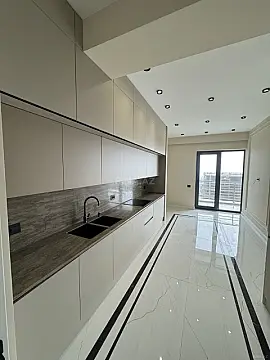 Satılır 4 otaqlı mənzil 190 m²
