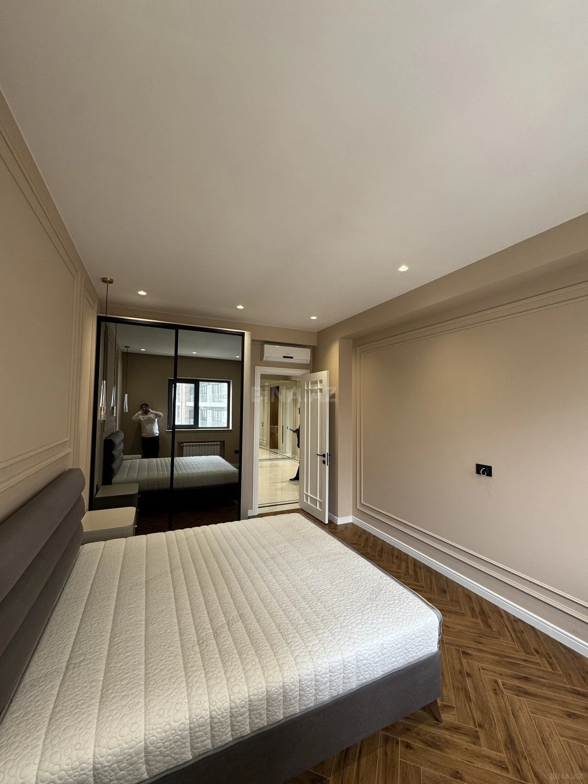 Satılır 4 otaqlı mənzil 190 m²