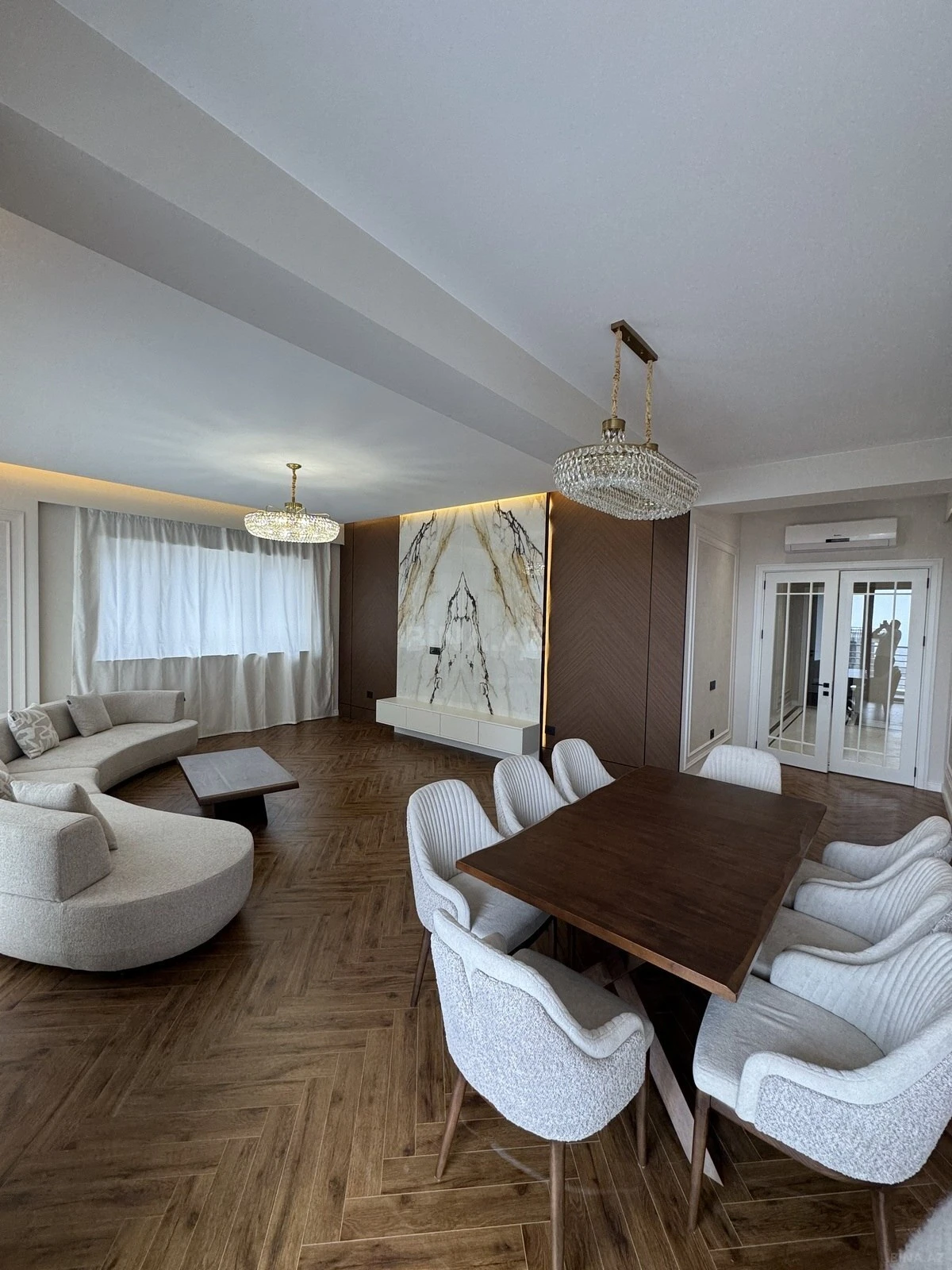 Satılır 4 otaqlı mənzil 190 m²