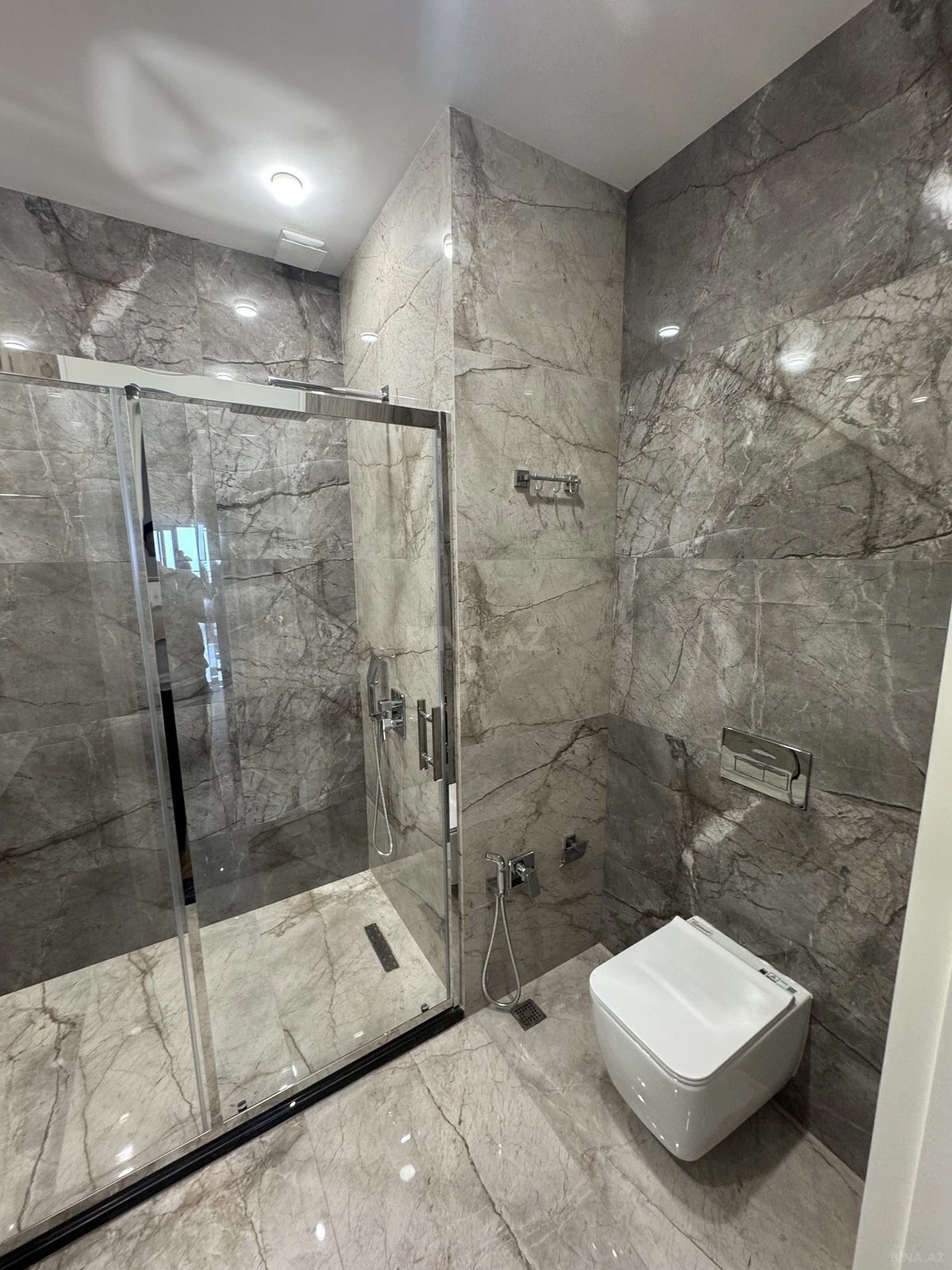 Satılır 4 otaqlı mənzil 190 m²
