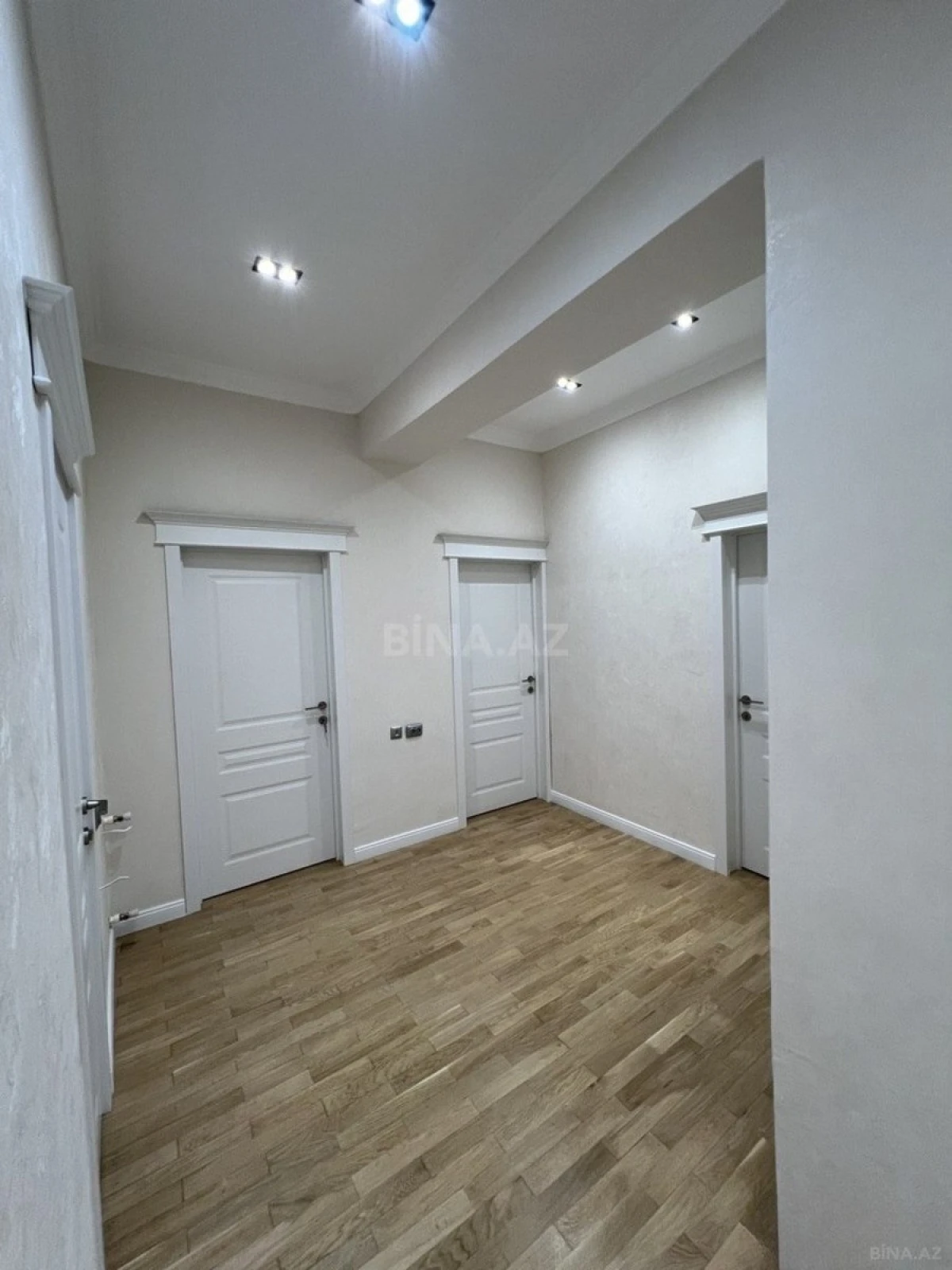Satılır 4 otaqlı mənzil 175 m²