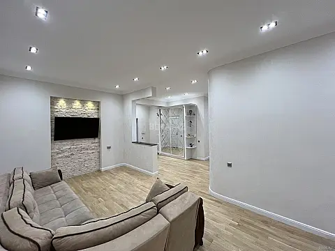 Satılır 4 otaqlı mənzil 175 m²
