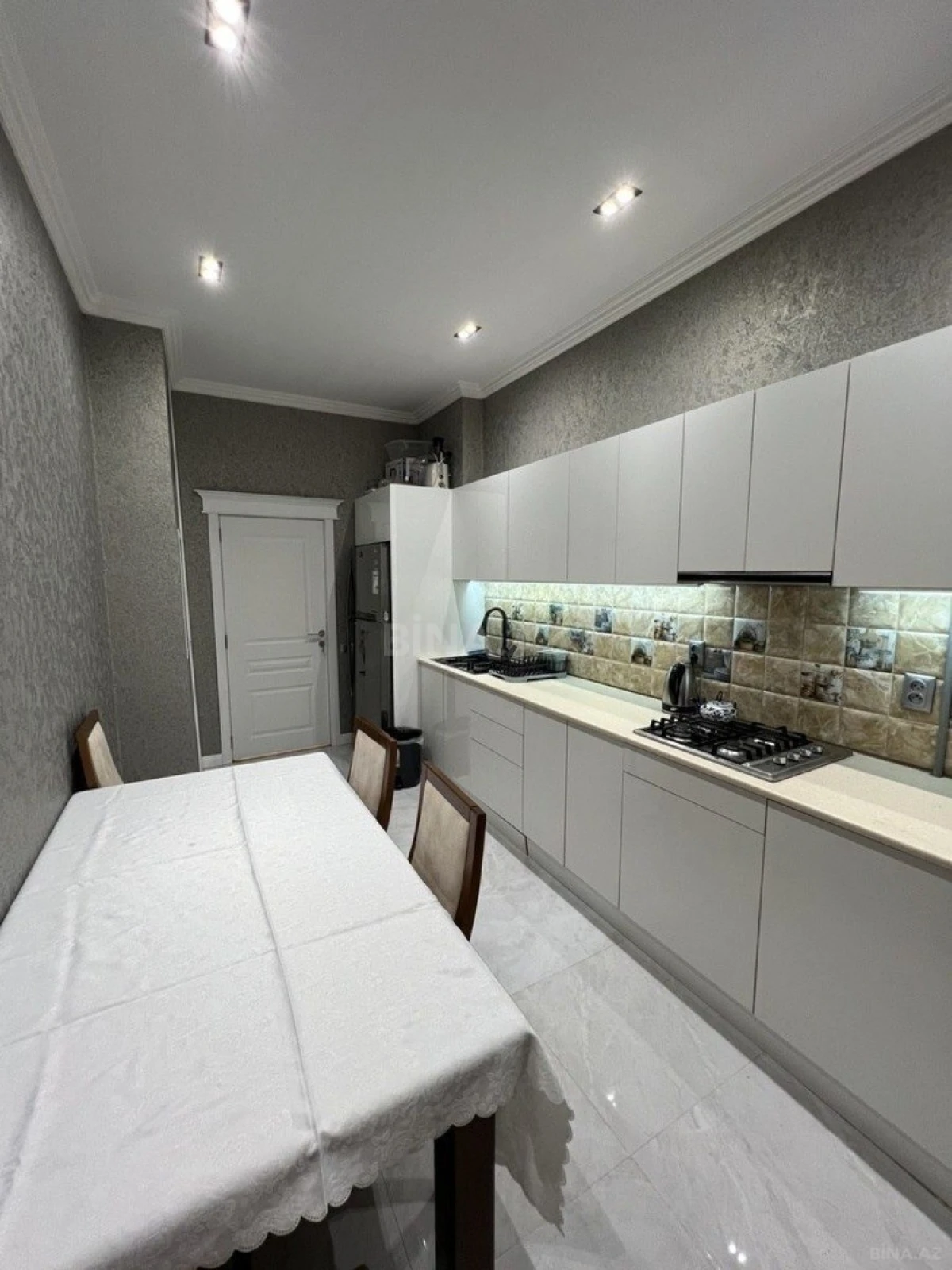 Satılır 4 otaqlı mənzil 175 m²