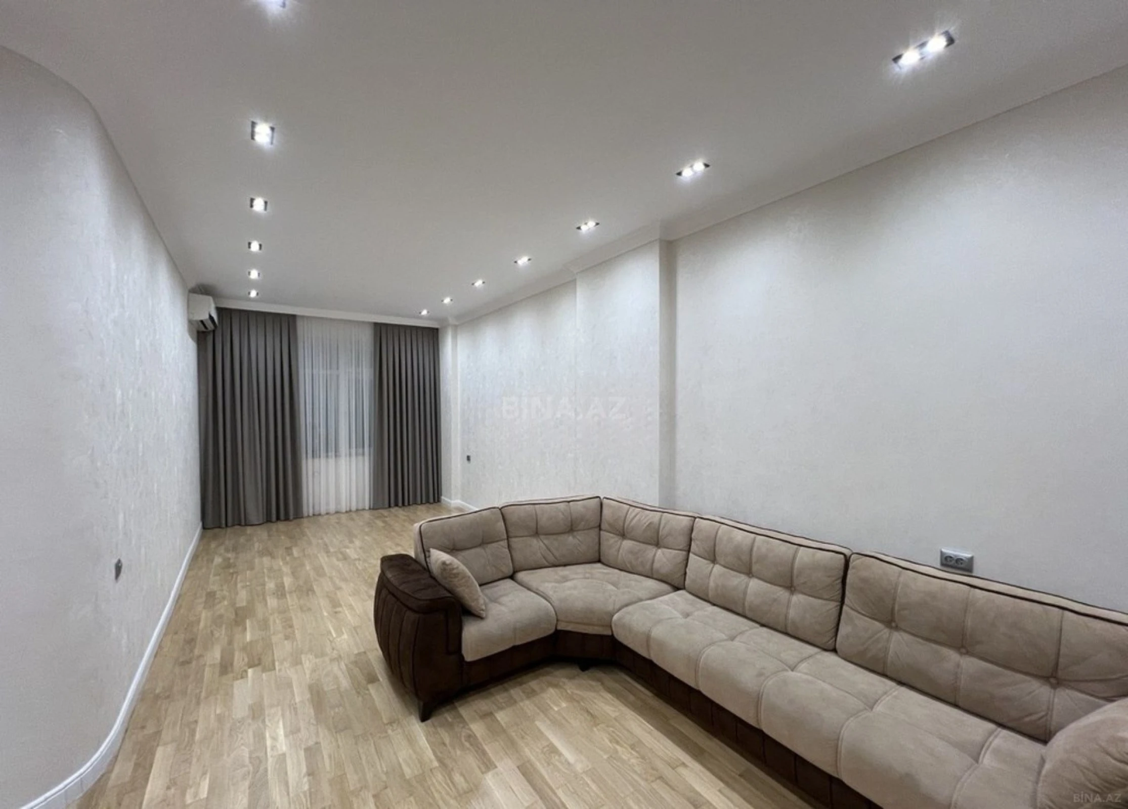Satılır 4 otaqlı mənzil 175 m²
