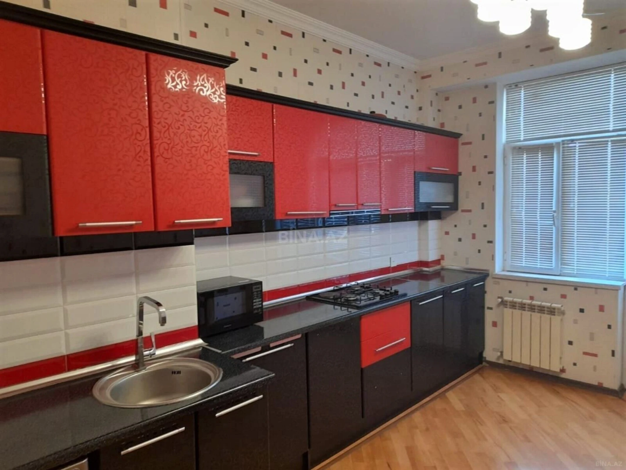 Satılır 3 otaqlı mənzil 121 m²