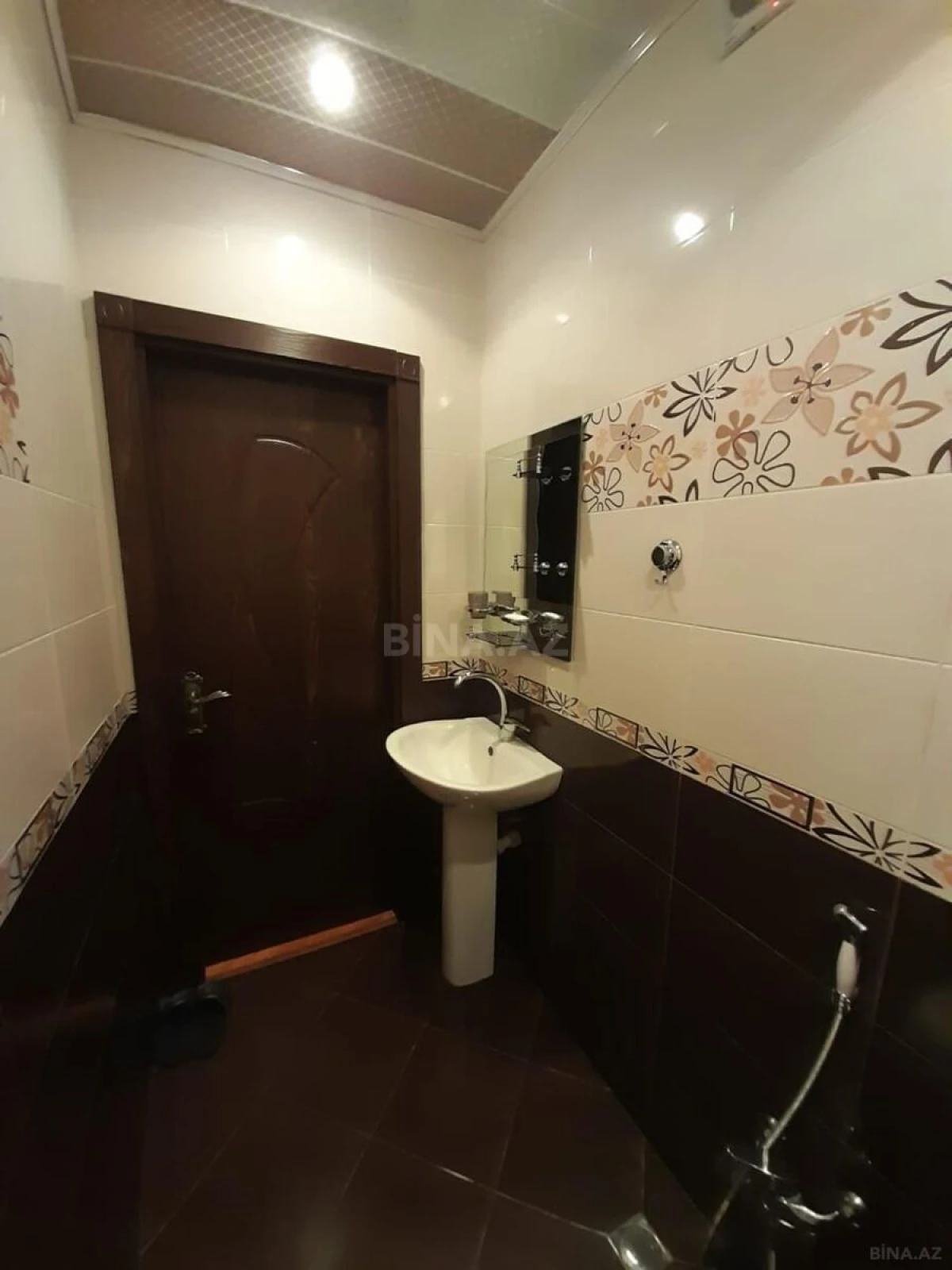 Satılır 3 otaqlı mənzil 121 m²