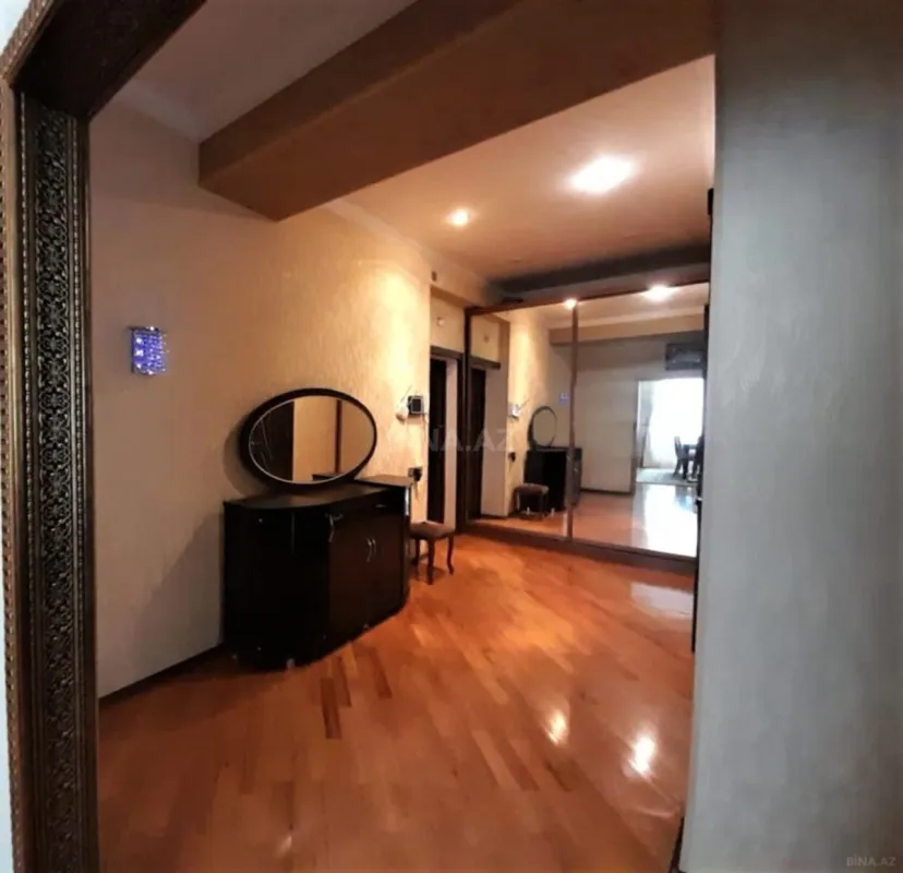 Satılır 3 otaqlı mənzil 121 m²