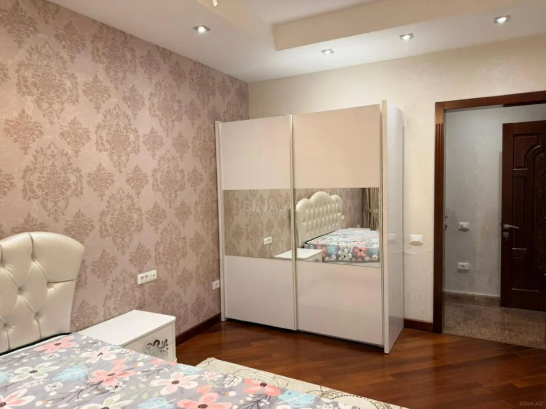 Satılır 4 otaqlı mənzil 170 m²