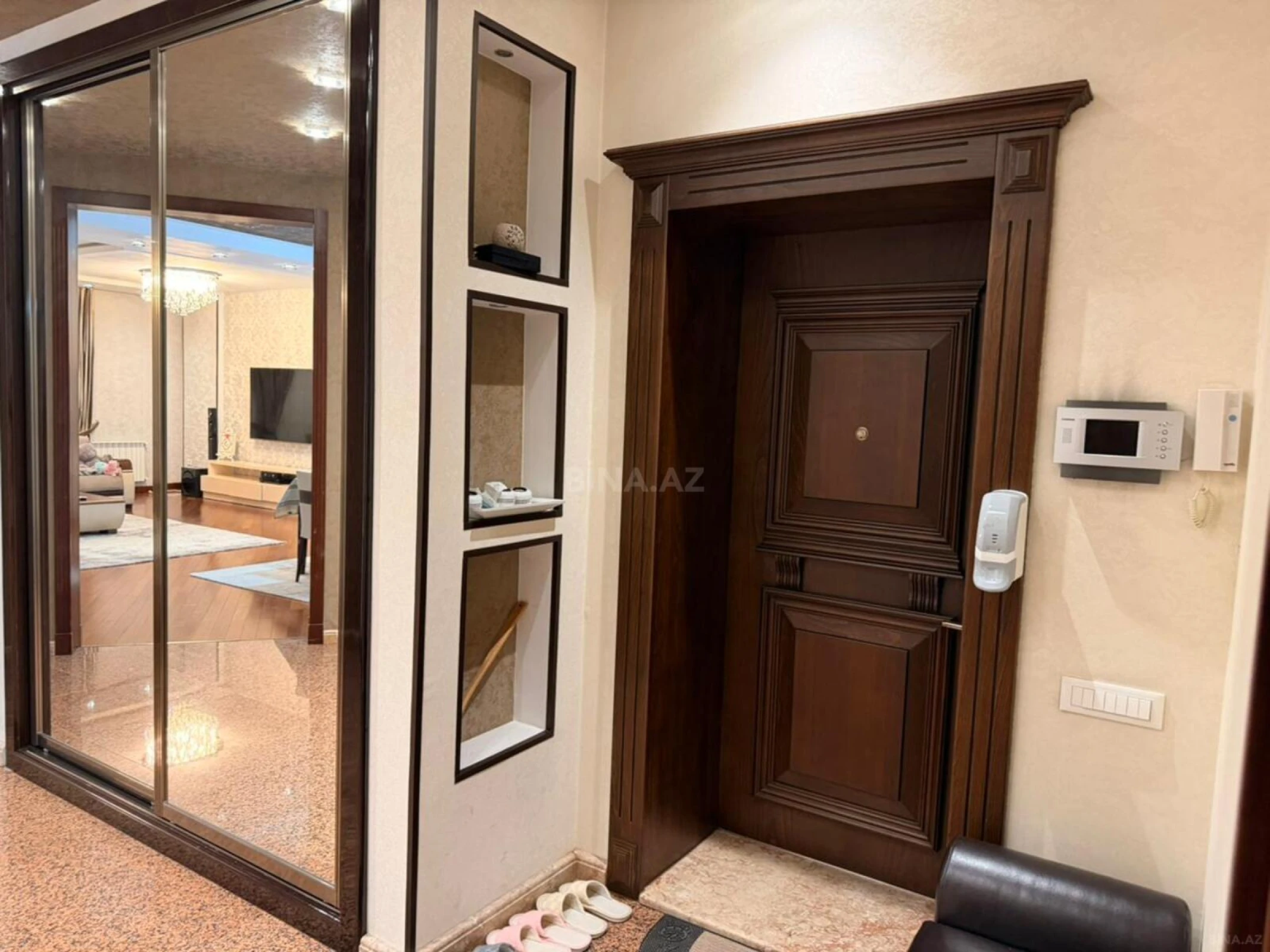 Satılır 4 otaqlı mənzil 170 m²