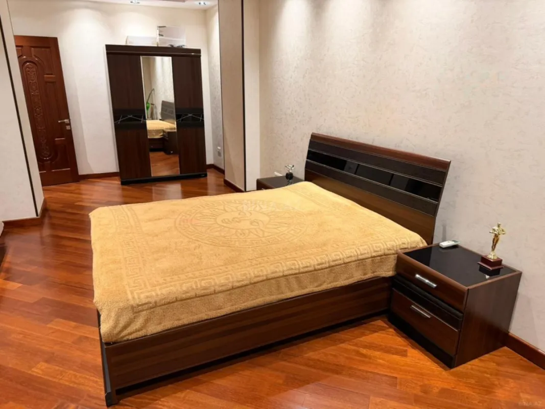 Satılır 4 otaqlı mənzil 170 m²