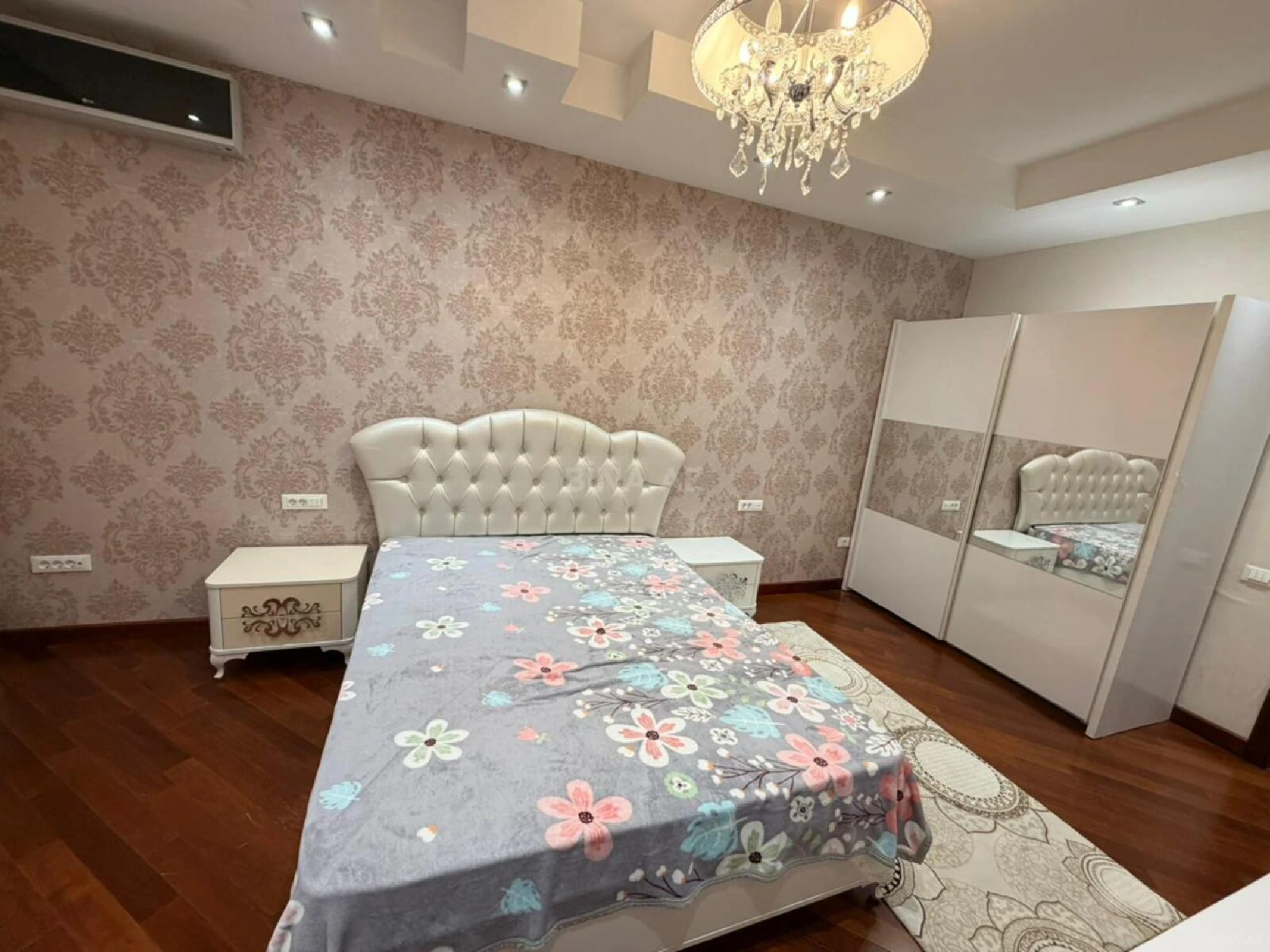 Satılır 4 otaqlı mənzil 170 m²
