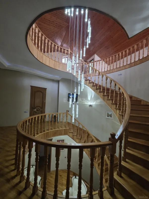 Satılır 7 otaqlı həyət evi 300 m²