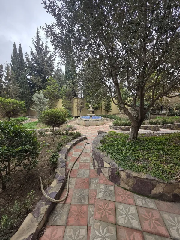 Satılır 7 otaqlı həyət evi 300 m²