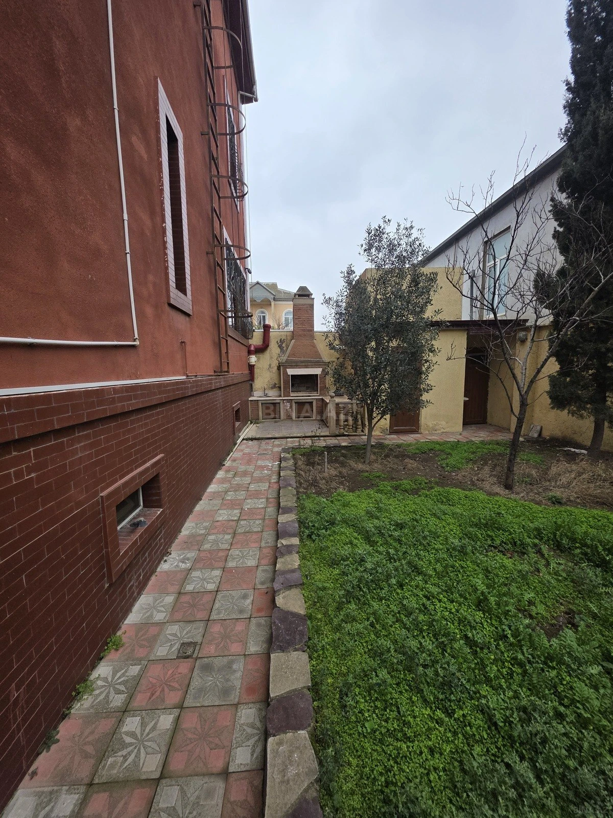 Satılır 7 otaqlı həyət evi 300 m²