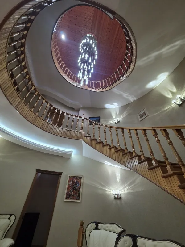 Satılır 7 otaqlı həyət evi 300 m²
