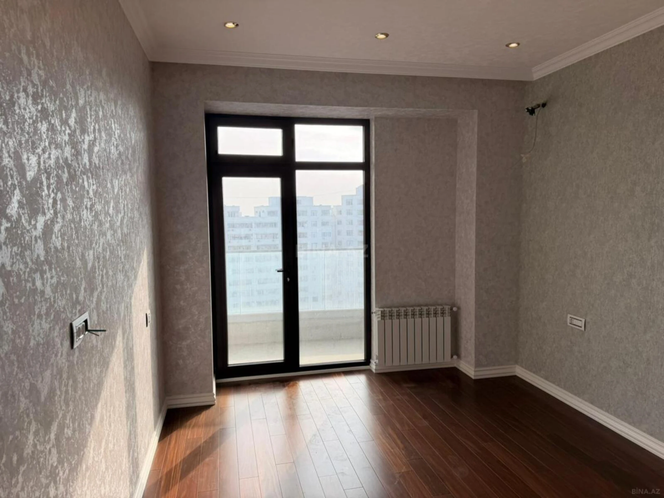 Satılır 4 otaqlı mənzil 170 m²
