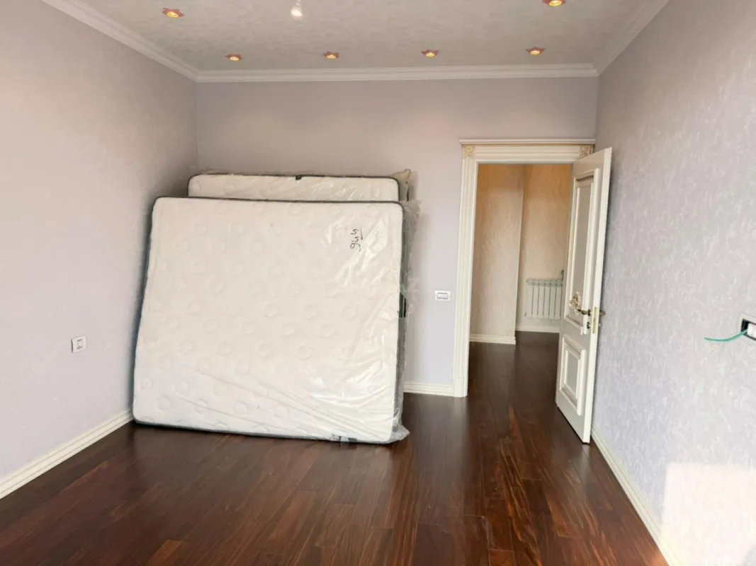Satılır 4 otaqlı mənzil 170 m²