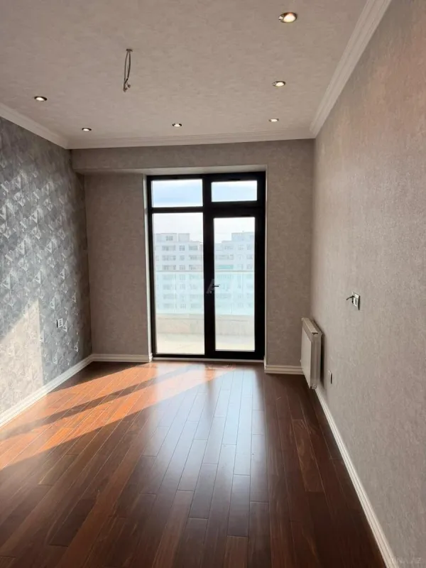Satılır 4 otaqlı mənzil 170 m²