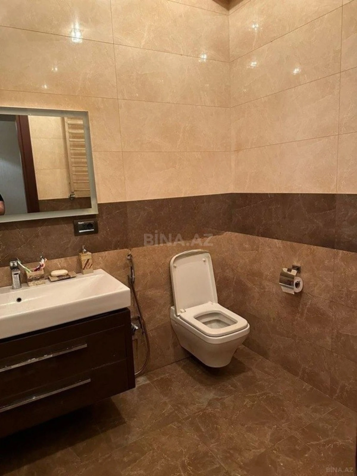 Satılır 3 otaqlı mənzil 190 m²