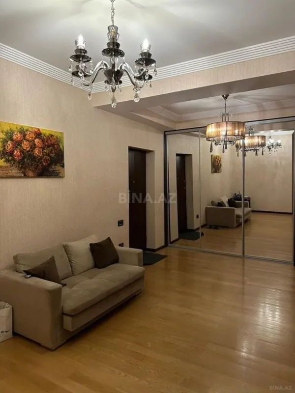 Satılır 3 otaqlı mənzil 190 m²