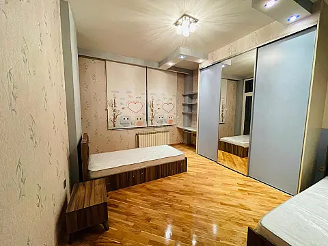 Kirayə verilir 4 otaqlı mənzil 160 m²