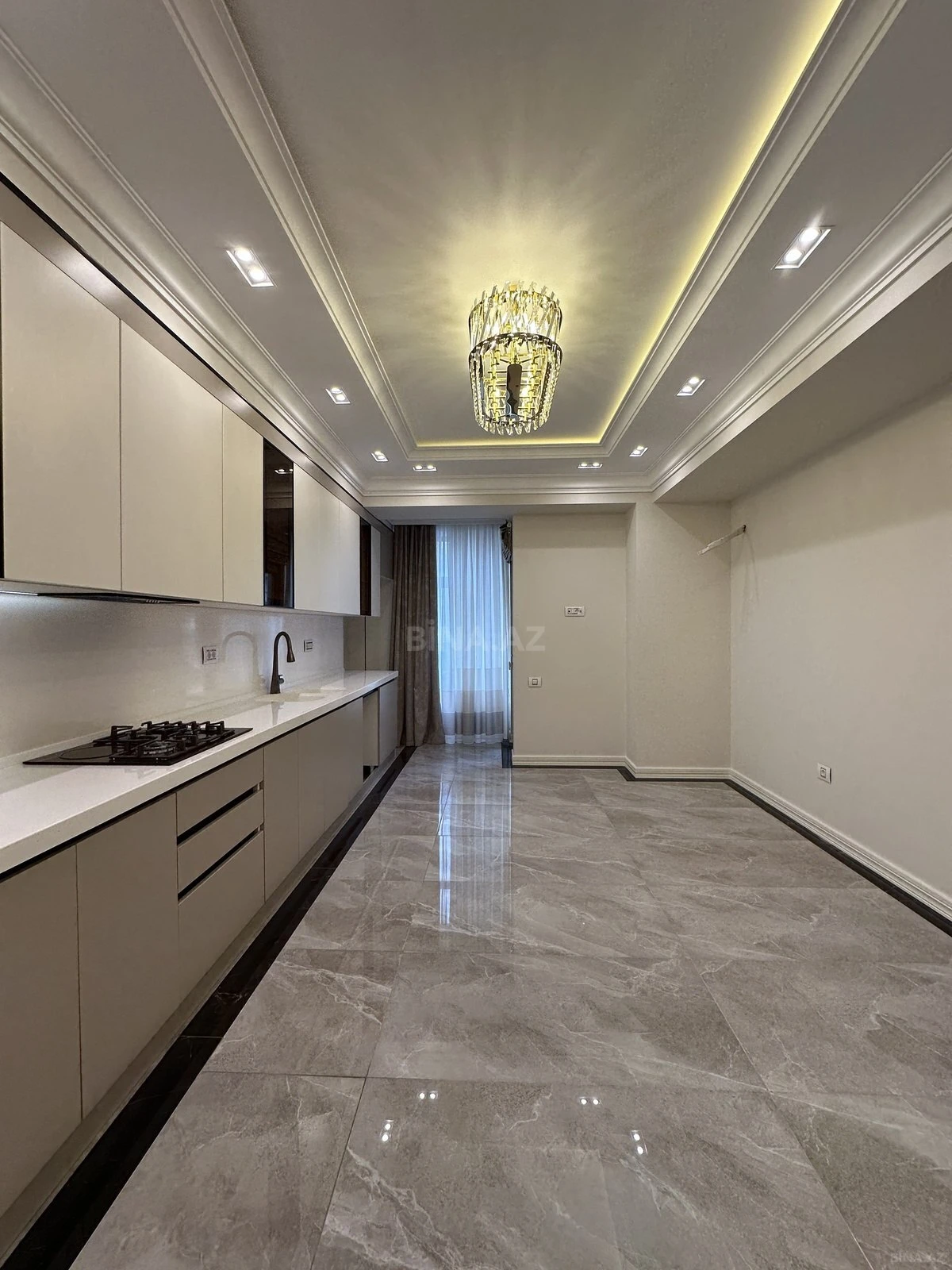 Satılır 4 otaqlı mənzil 179 m²