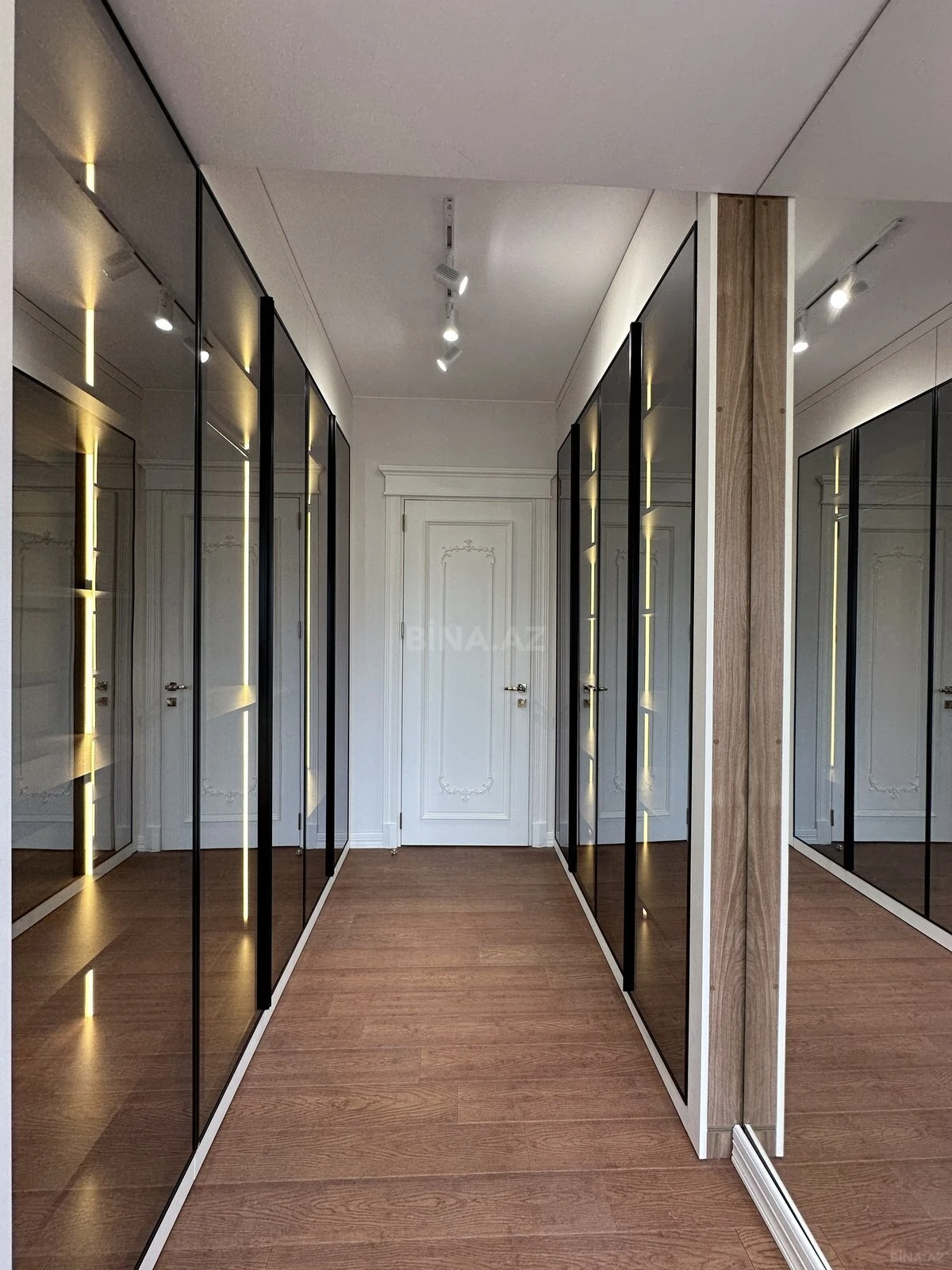 Satılır 4 otaqlı mənzil 179 m²