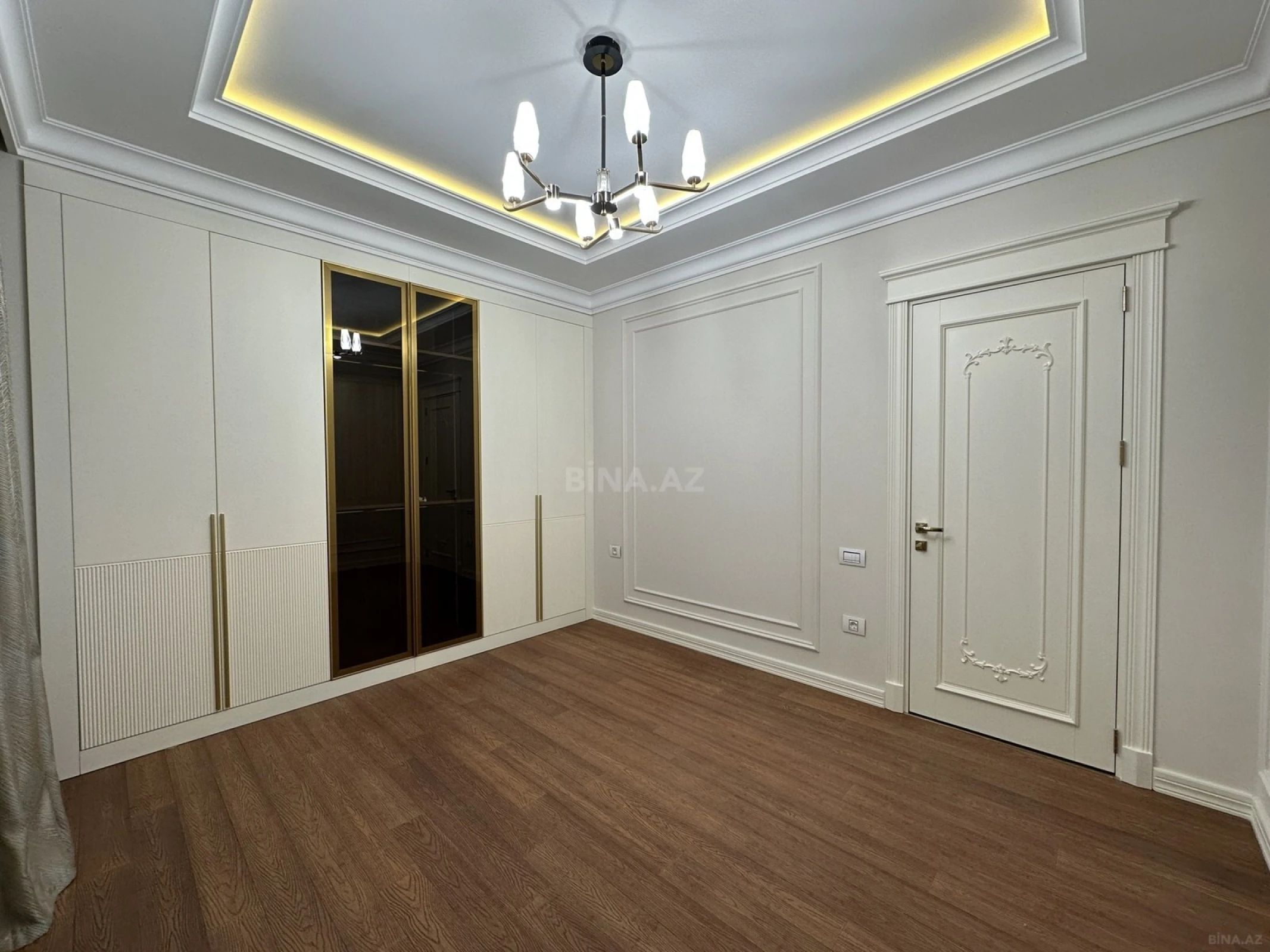 Satılır 4 otaqlı mənzil 179 m²