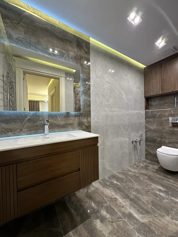 Satılır 4 otaqlı mənzil 179 m²