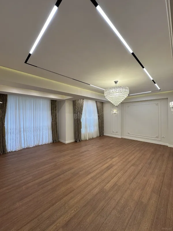 Satılır 4 otaqlı mənzil 179 m²