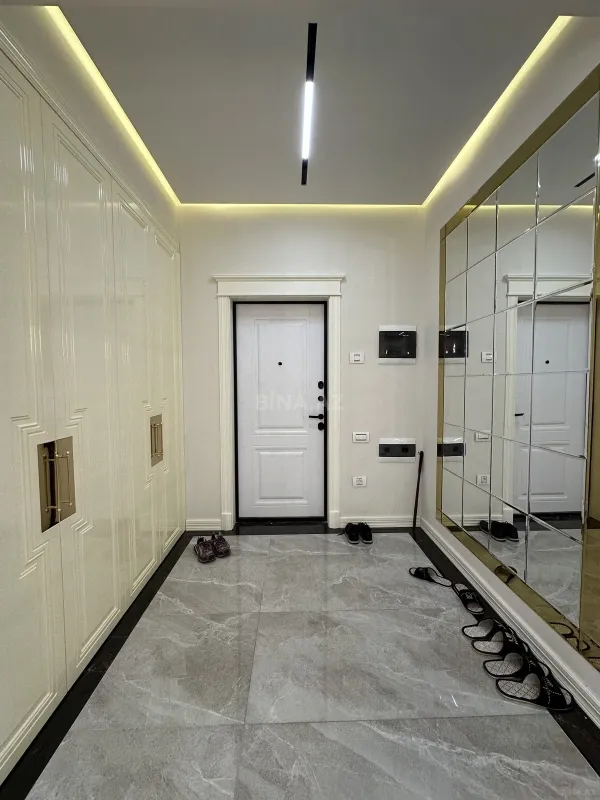 Satılır 4 otaqlı mənzil 179 m²
