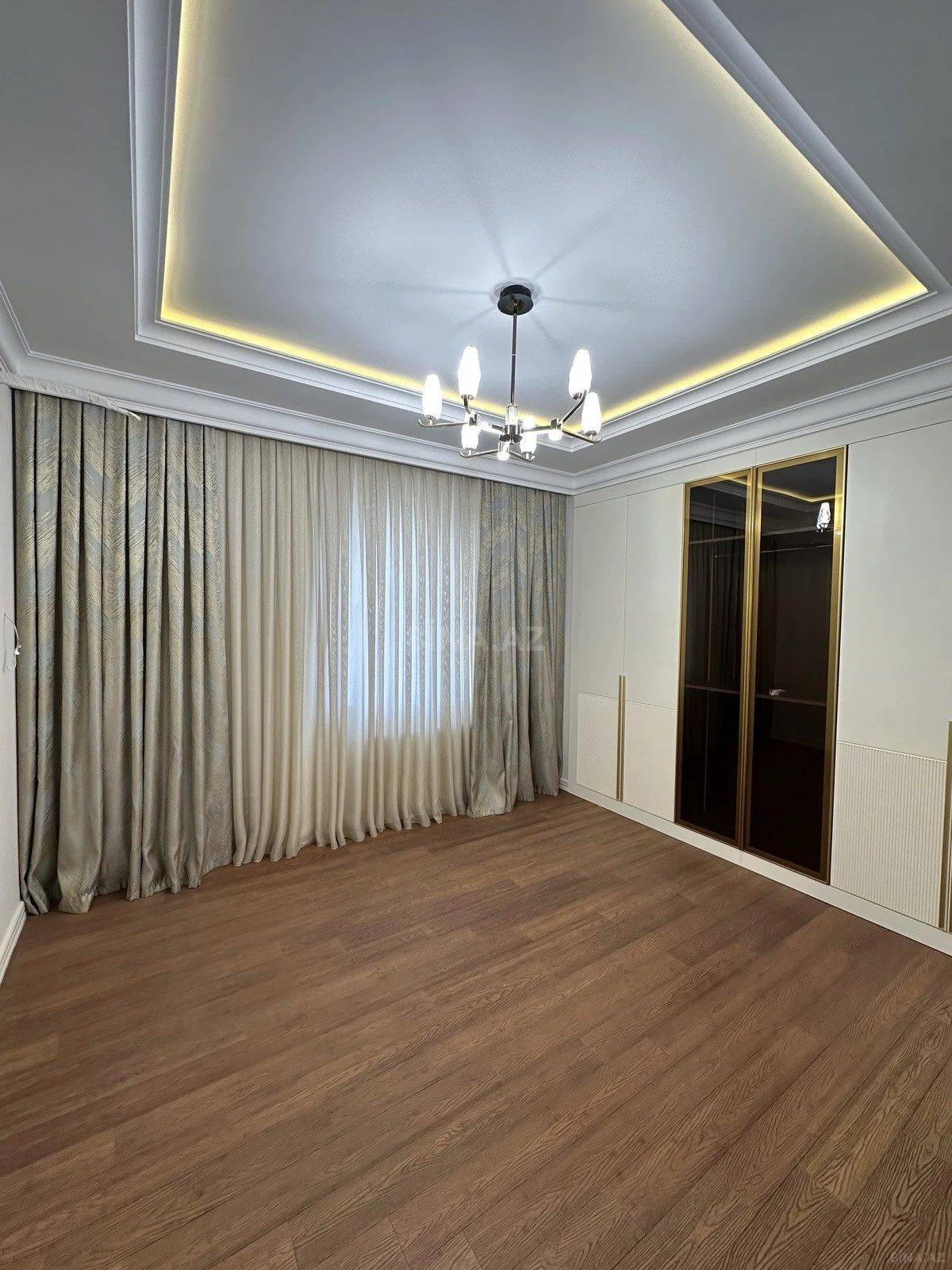 Satılır 4 otaqlı mənzil 179 m²